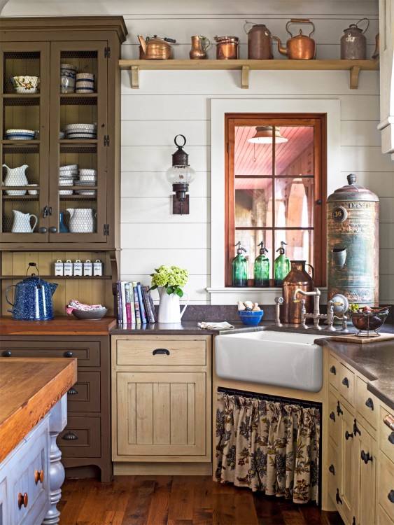 Country home design shares similar characteristics to that of cottage style