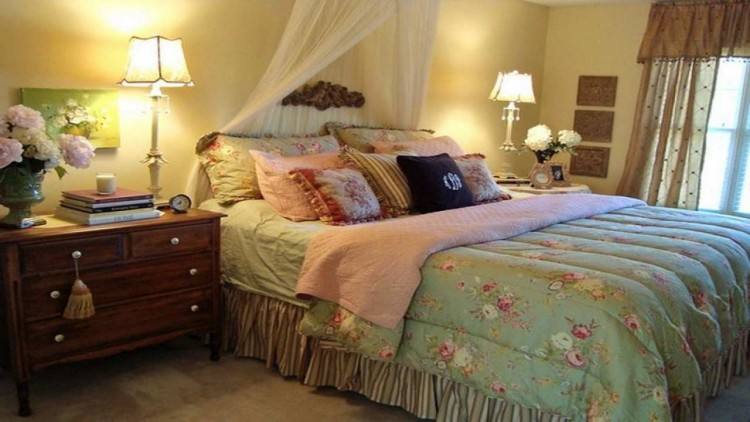 A small bench in front of the bed is great for those who want it their rooms to look cute and quaint