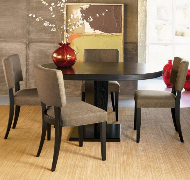 The perfect dining room for those want to keep more casual and simple, a less formal eating space