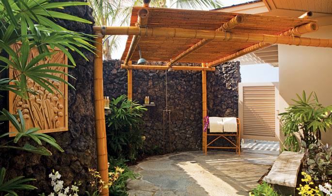 Outdoor shower Hawaiian style!! yes please!!! I loved showering like this when I lived in Hawaii