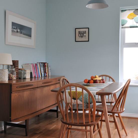 The marble tones combined with the retro feeling and the perfect choice in dining room lighting such as Hendrix by DelightFULL elevates this dining room