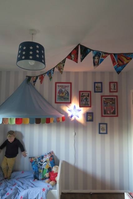 Your little one will always sleep well in this black and white boys bedroom with star wallpaper