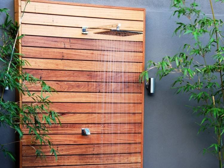 Outdoor shower in Illinois